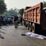 तेज रफ्तार ट्रक ने सड़क किनारे पैदल जा रहे शख्स को कुचला, मौके पर ही मौत, लोगों ने किया चक्काजाम