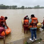 छत्तीसगढ़ : शिवनाथ नदी में डूबी कार का अब तक नहीं मिला सुराग, SDRF और NDRF की टीमें रेस्क्यू ऑपरेशन म...