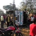 JanjgirChampa Accident : झूलों के सामान से भरा ट्रक अनियंत्रित होकर मोड़ पर पलटा, ड्राइवर को आई मामूल...