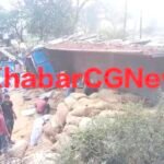 Janjgir Big News : धान से भरा ट्रक NH-49 पर पलटा, ड्राइवर समेत 4 लोग घायल