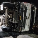 Akaltara Accident : अकलतरा में SDM ऑफिस के सामने रेत से भरा ट्रक पलटा, ड्राइवर और हेल्पर को आई मामूल...