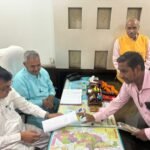 CG News : उद्योग मंत्री लखन लाल देवांगन ने भाजपा प्रदेश कार्यालय में सुनी कार्यकर्त्ता और आम जनमानस ...