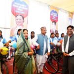 Chhattisgarh : सीएम विष्णुदेव साय ने 30 छात्राओं को वितरित की साइकिल, छात्राओं ने घंटी बजाकर जताया आ...