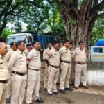 Champa News : थाना परिसर में मना हरेली त्योहार, पुलिस अफसर और कमर्चारी चढ़े गेड़ी, नारियल फेंक प्रतियो...