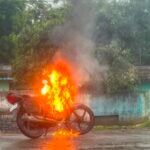 Korba Bike Fire : चलती बाइक में आग लगी तो जान बचाकर भागा बाइक सवार, धूं-धूंकर जलती रही बाइक, जलकर हु...