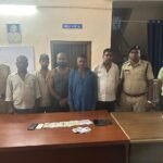 Akaltara Arrest : कोटमीसोनार गांव से जुआ खेलते 5 जुआरी गिरफ्तार, 12 हजार 5 सौ नगदी, 5 मोबाइल और 1 बा...