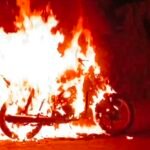 Sakti Bike Fire : चंद्रपुर में बाइक पर लगी भीषण आग, धूं-धूंकर जली बाइक