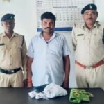 Sakti Arrest : डूमरपारा गांव से 8 सौ ग्राम गांजा के साथ आरोपी गिरफ्तार, बाराद्वार पुलिस की कार्रवाई