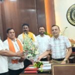 Janjgir News : खरौद नगर पंचायत के अध्यक्ष और उपाध्यक्ष ने कलेक्टोरेट में कलेक्टर से मुलाकात की, नगर ...