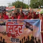 भारतीय सेना के शौर्य और पराक्रम के सम्मान में नगर पंचायत खरौद में निकाली गई सिंदूर रैली, महिलाओं ने ...