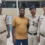 Champa Arrest : घूम रहा था धारदार हथियार लेकर, फिर पुलिस पहुंची और हेकड़ी निकाली... गिरफ्तार किया...