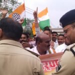 JanjgirChampa Congress Protest : विधायक व्यास कश्यप के नेतृत्व में बीईओ ऑफिस का घेराव, पुलिस से झूमा...