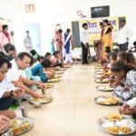 JanjgirChampa News : बच्चों के साथ बैठकर कलेक्टर और जिला पंचायत सीईओ ने किया न्योता भोज, बच्चों में ...
