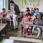 Akaltara News : जर्जर भवन में पढ़ने बच्चे मजबूर, निरीक्षण में जनपद सदस्य ईश्वर साहू पहुंचे स्कूल