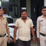 JanjgirChampa Arrest : ट्रैक्टर चालक का रास्ता रोककर गाली-गलौज और शराब पीने के लिए 2 हजार रुपए की मा...