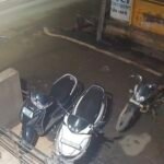 Sakti Bike Thief : सक्ती में दुकान के सामने खड़ी बाइक को अज्ञात चोरों ने की चोरी, CCTV में कैद हुई चो...