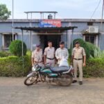 Sakti Arrest : फगुरम चौकी पुलिस ने महुआ शराब के साथ 19 वर्षीय युवक को किया गिरफ्तार, 20 लीटर महुआ शर...