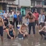 Korba Protest : व्यवसायियों का अनोखा प्रदर्शन, सड़क के गड्ढों के पानी से स्नान किया, बदहाल सड़क को जता...