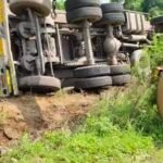JanjgirChampa Accident : गाय को बचाते NH-49 में एल्युमिनियम से भरा ट्रक सड़क किनारे पलटा, हादसे में ड...