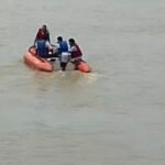 JanjgirChampa Rescue : पुल से टकराकर बाइक सवार युवक शिवनाथ नदी में गिरा, DDRF की टीम कर रही रेस्क्यू...