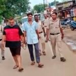JanjgirChampa : आरोपी बाप-बेटे की गुंडागर्दी, पुलिस ने दोनों आरोपी का जुलूस निकाला, बदमाशों ने कहा, ...
