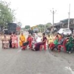 Korba Road Problem : खराब सड़क को लेकर ग्रामीणों में आक्रोश, सड़क पर उतरे ग्रामीण, कुर्सी डालकर सड़क पर...