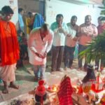 Jaijaipur News : ठठारी गांव के गौरा-गौरी पूजन कार्यक्रम में जैजैपुर सरपंच संघ अध्यक्ष ऋषि बनाफर हुए ...