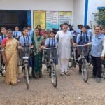 Sakti News : स्वामी आत्मानंद उत्कृष्ट अंग्रेजी माध्यम स्टेशन पारा में 45 छात्राओं को दी गई सायकिल, क...