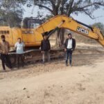 Nawagarh Action : नवापारा केवा गांव में हसदेव नदी किनारे लावारिस हालात मिली चेन माउंटेन को खनिज विभा...