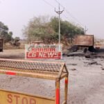 Janjgir-Akaltara : खबर का असर, बीच सड़क पर जलकर खाक हुए 2 ट्रेलर में 1 ट्रेलर को सड़क से हटाया गया, आख...