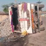 Janjgir Accident : राखड़ से भरा ट्रेलर पलटा, ड्राइवर ने कूदकर बचाई जान...