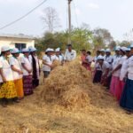 Sakti News : पारम्परिक तरीका से पैरा पुटू उगाने व पैरा का यूरिया उपचार की तकनीक सीख रहीं महिलाएं, ग्...