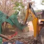 Janjgir Action News : NH-49 में सड़क किनारे चौक के अतिक्रमण पर बुलडोजर चला, 15 से ज्यादा ठेले, गुमटी ...