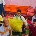 सती दाई मंदिर, बस्ती जांजगीर... कीर्तन करते लोग, मांदर पर थाप देते भाजपा किसान मोर्चा के प्रदेश प्रव...