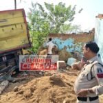 Janjgir-Baloda Accident : घर को तोड़ते खेत में घुसा ट्रेलर, घर के बरामदे में खेल रही 10 साल की बच्ची ...