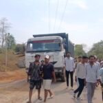 JanjgirChampa Death : करंट की चपेट में आने से ड्राइवर की मौत, रेत से भरे हाइवा के ऊपर तिरपाल बिछाते ...