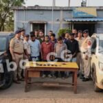 Sakti Big News : ट्रैक्टर में बाराती बनकर पहुंची पुलिस की टीम, 8 जुआरी पकड़ाए, 26 हजार रुपये, 2 कार औ...