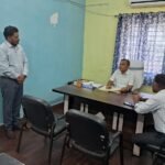 Janjgir Big News : समाज कल्याण कार्यालय का कलेक्टर ने किया औचक निरीक्षण, निर्धारित समय से विलंब से क...