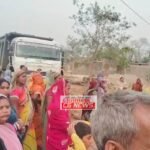 Janjgir-Nawagarh : रेत का अवैध परिवहन करने वाले हाइवा को महिलाओं ने रोका, रेत से भरे भारी वाहनों की ...