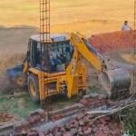 Champa Big News : तालाब में किए जा रहे अतिक्रमण पर चला बुलडोजर, निर्माणाधीन मकान और दीवार को तोड़ा गय...