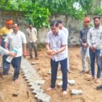 Sakti News : श्रीफल फोड़कर नगर पालिका अध्यक्ष श्याम सुंदर अग्रवाल ने किया पेवर ब्लॉक निर्माण कार्य क...