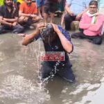 Akaltara Protest : नाली और गली की सड़क नहीं बनने से नाराज वार्डवासियों ने गंदे पानी में बैठकर अनोखा ...